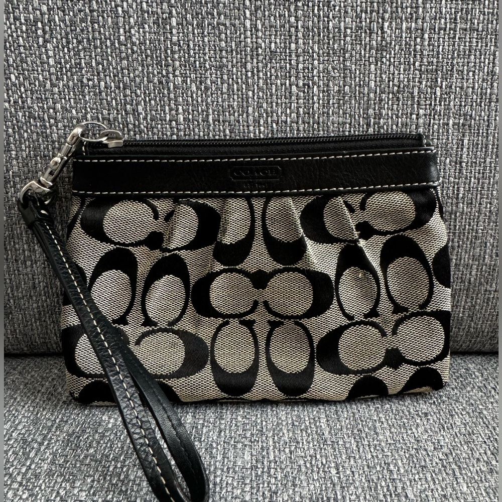 Coach Wristlet Black. Great condition.